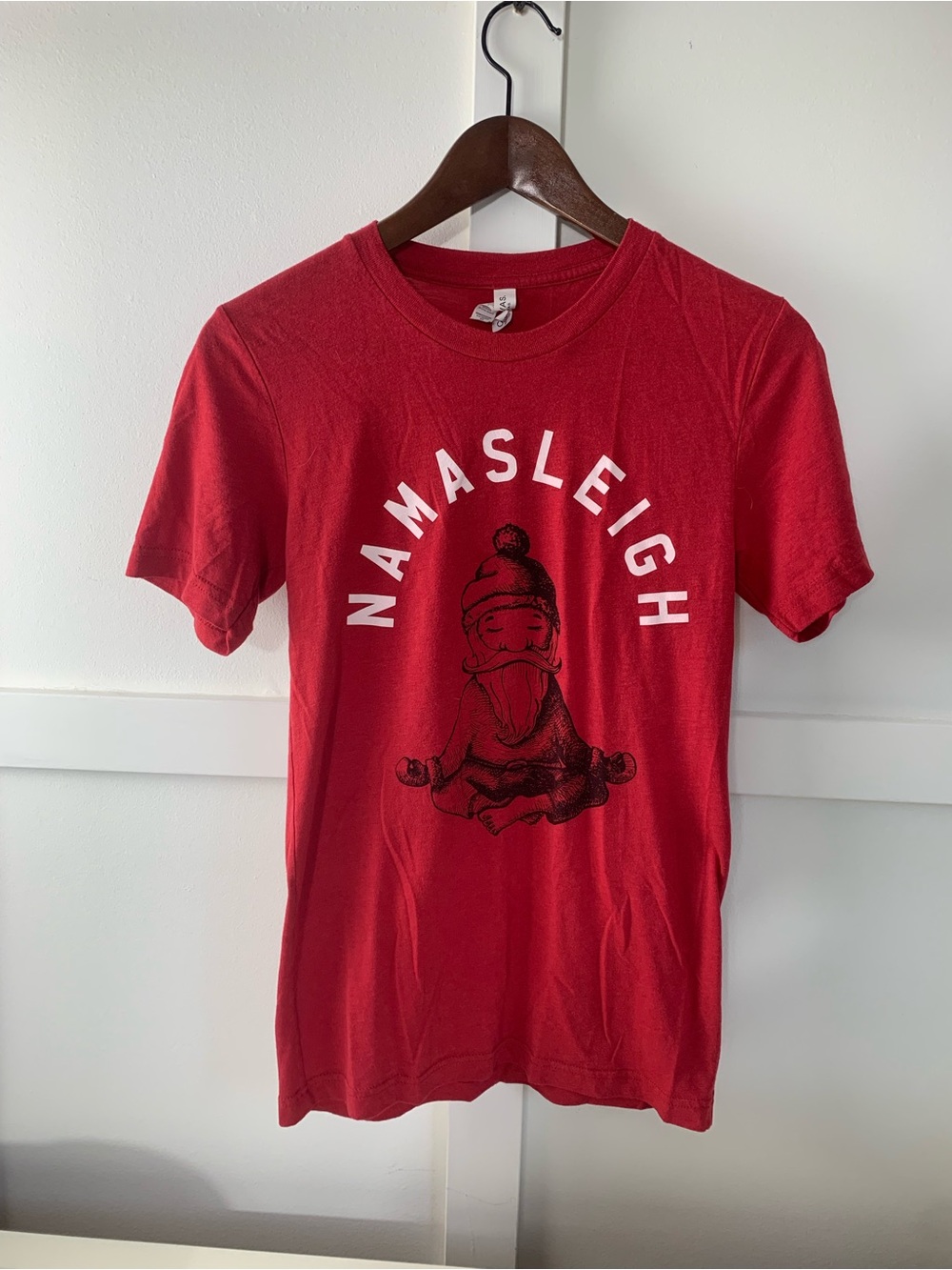 Red Graphic 'NAMASLEIGH' Cotton Tee